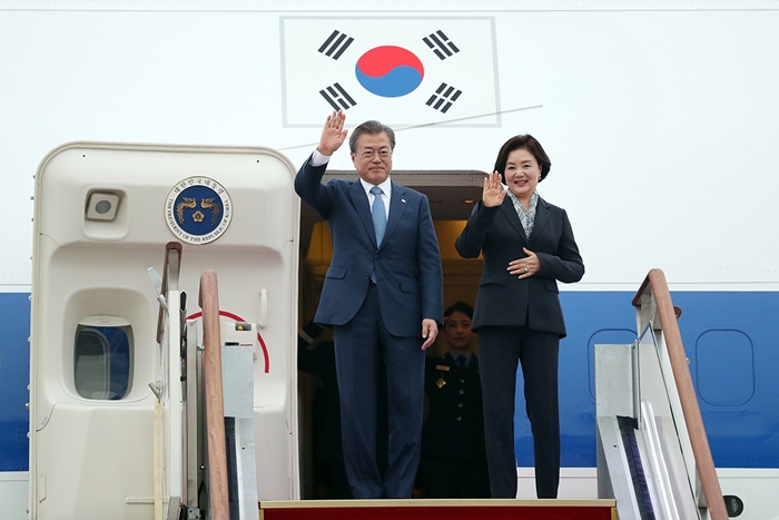 President Moon Jae-in (left) and first lady Kim Jung-sook on April 23 arrive at Seoul Airport in Seongnam, Gyeonggi-do Province, after completing their three-nation tour of Central Asia.
